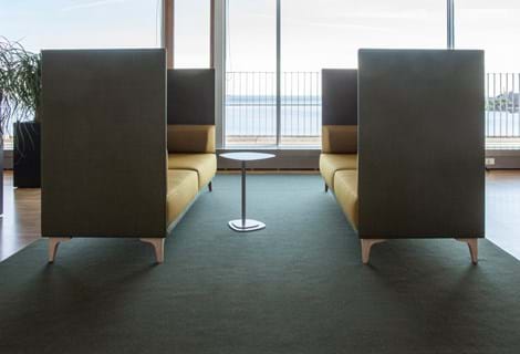 løst tæppe i filt på kontor